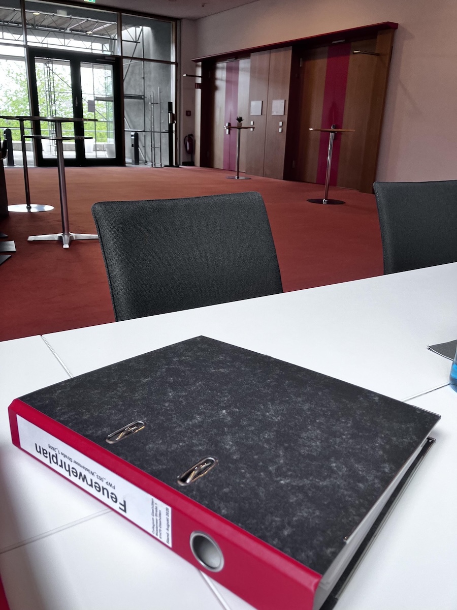 Ordner mit Feuerwehrplänen im Collegium Glashütten